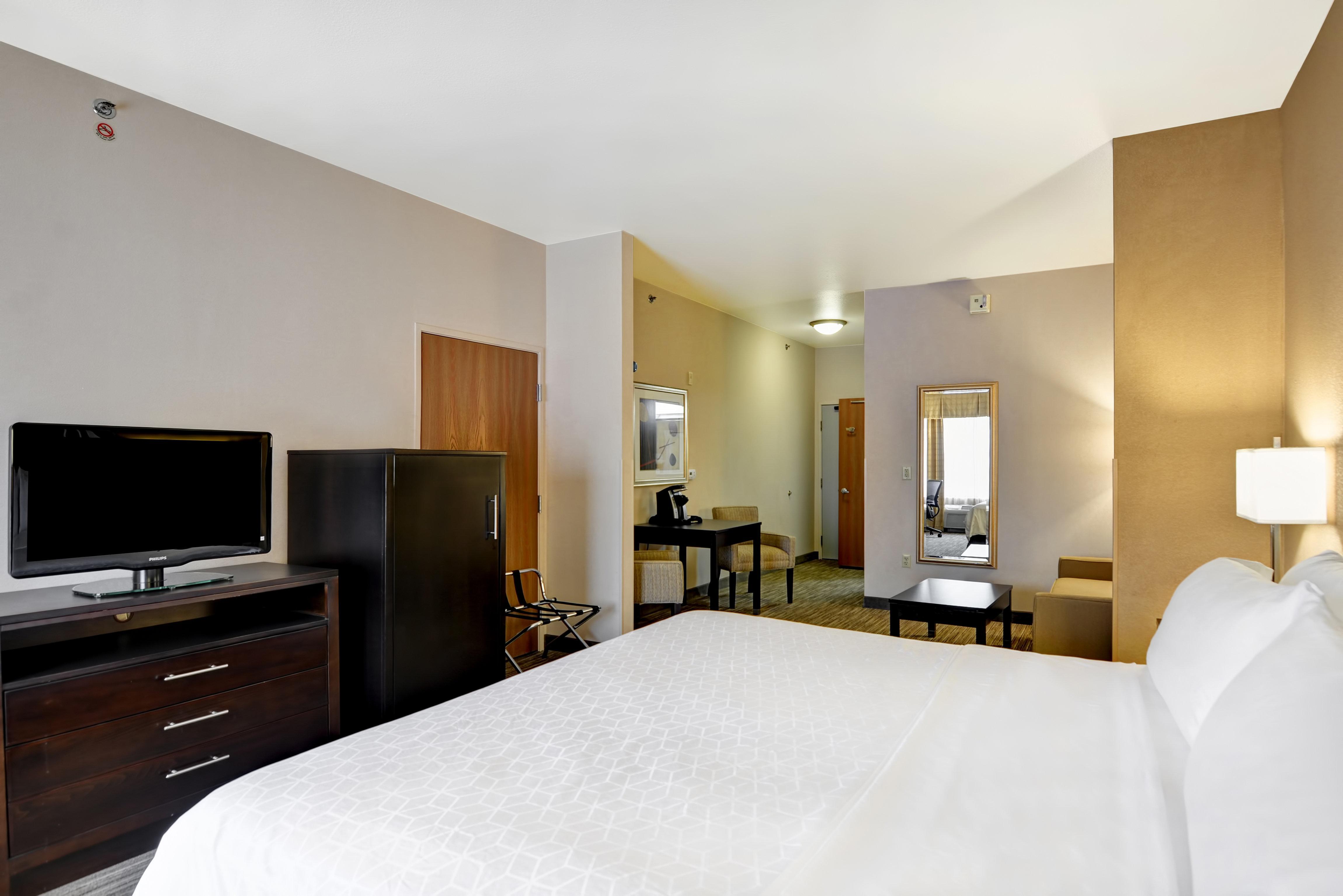 Holiday Inn Express Hotel & Suites Milwaukee-New Berlin By Ihg Exterior photo