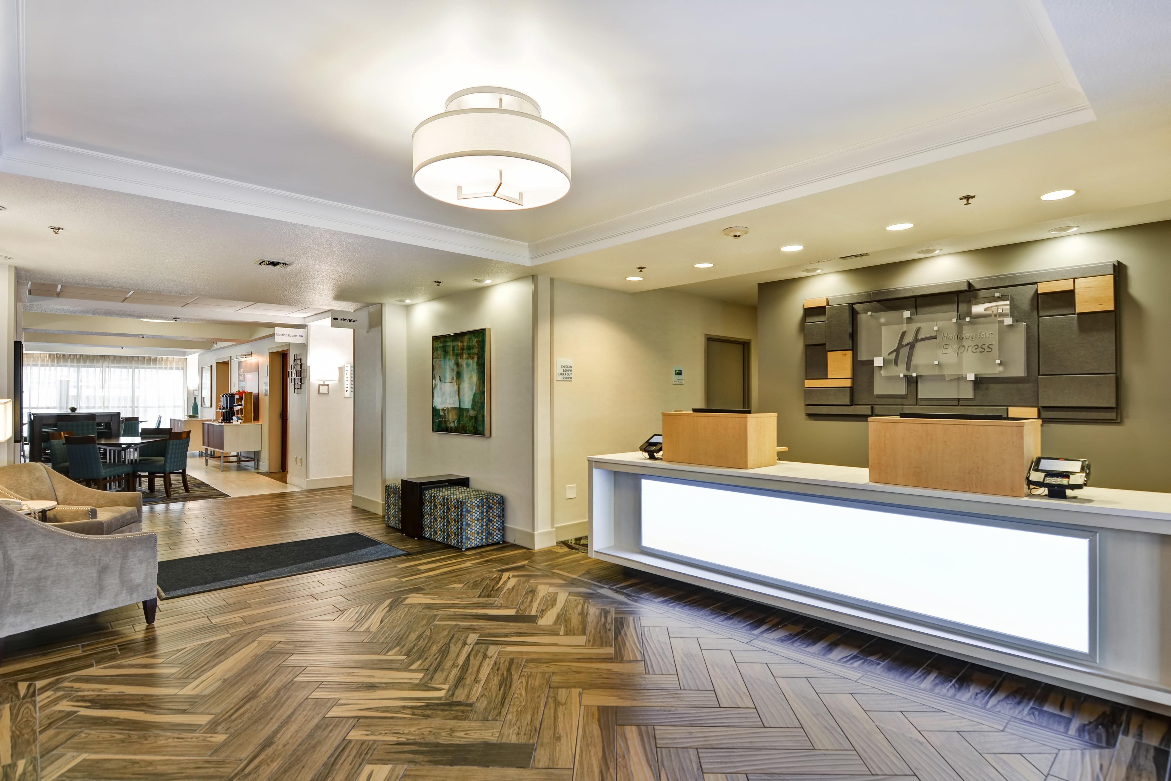 Holiday Inn Express Hotel & Suites Milwaukee-New Berlin By Ihg Exterior photo