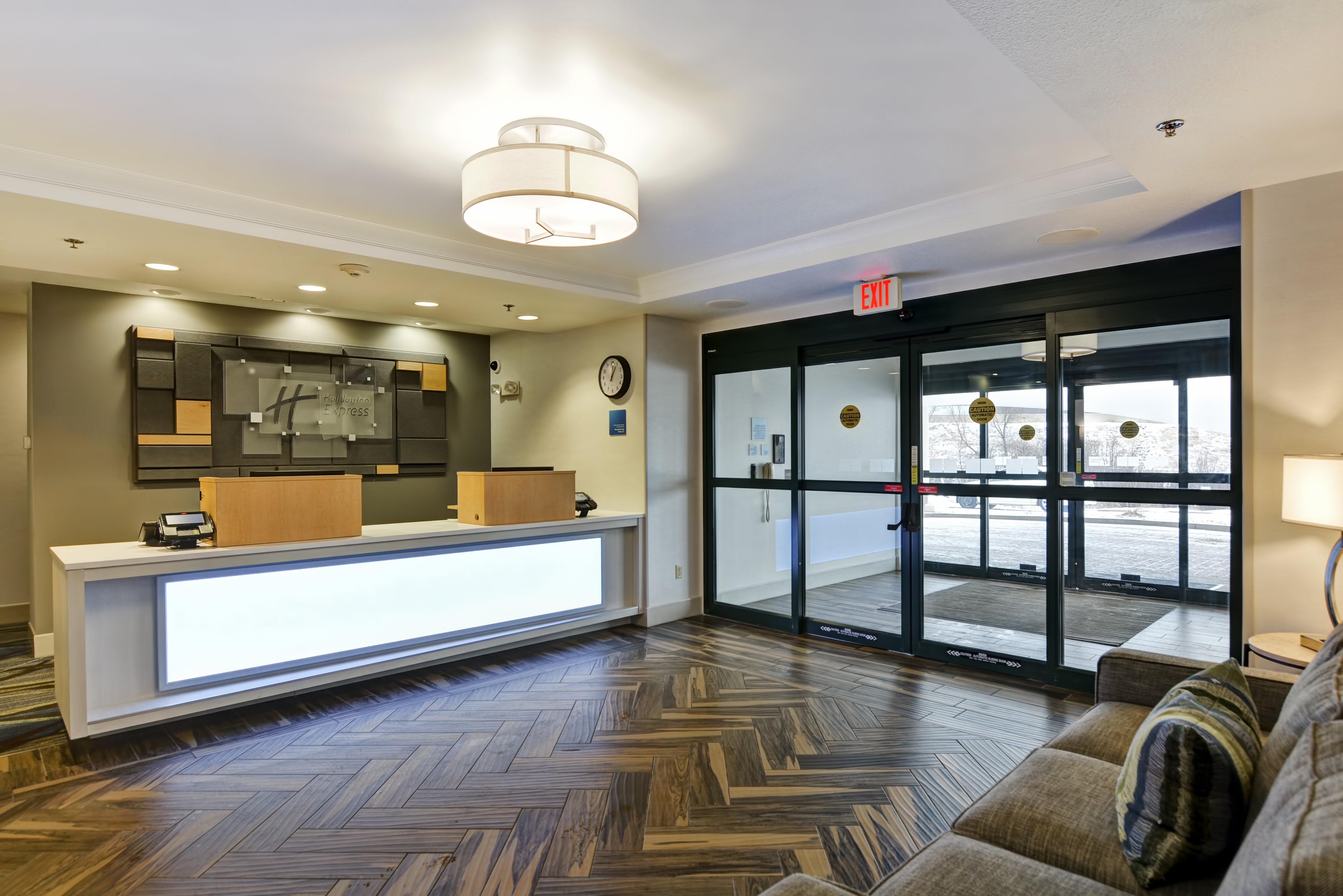 Holiday Inn Express Hotel & Suites Milwaukee-New Berlin By Ihg Exterior photo