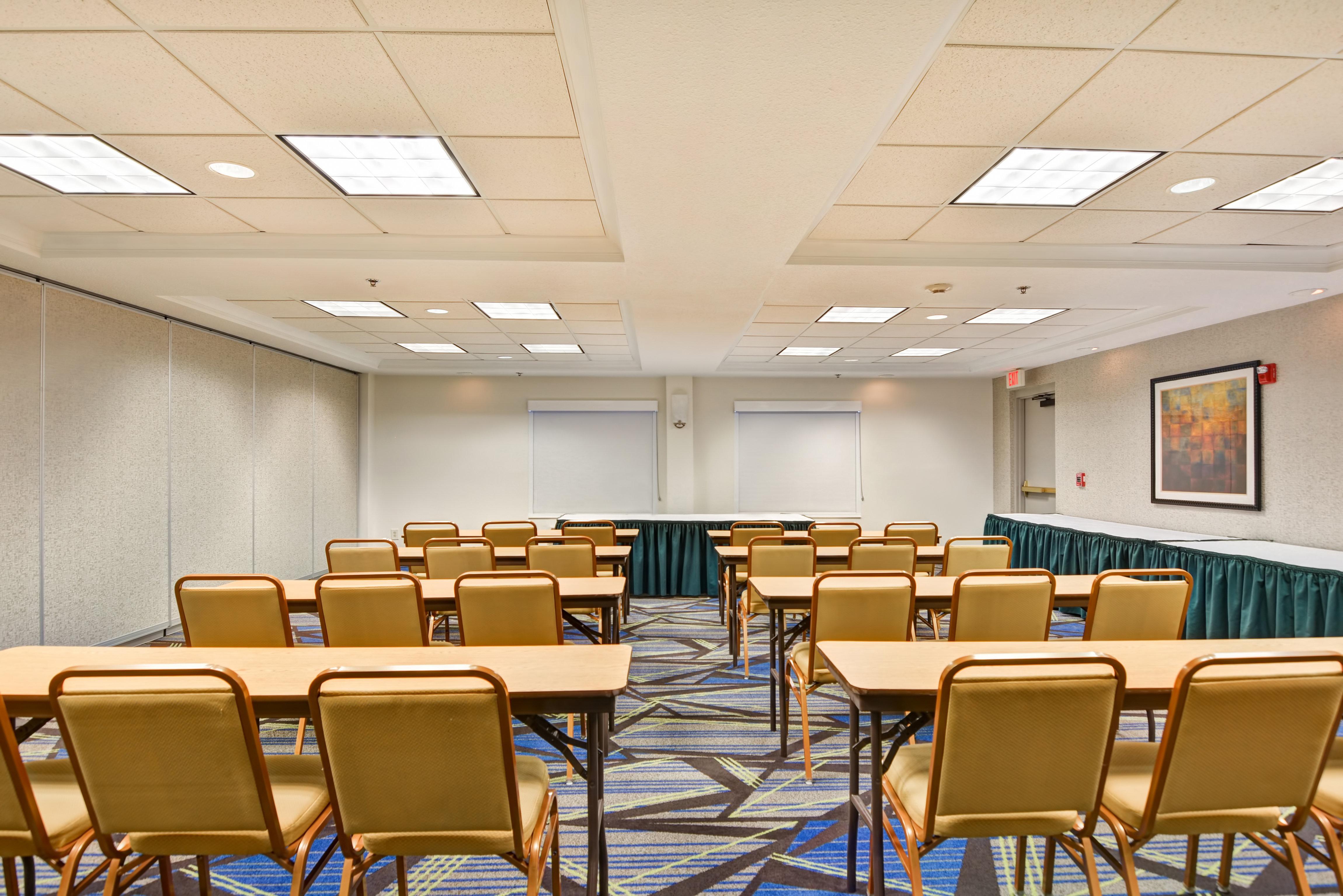 Holiday Inn Express Hotel & Suites Milwaukee-New Berlin By Ihg Exterior photo