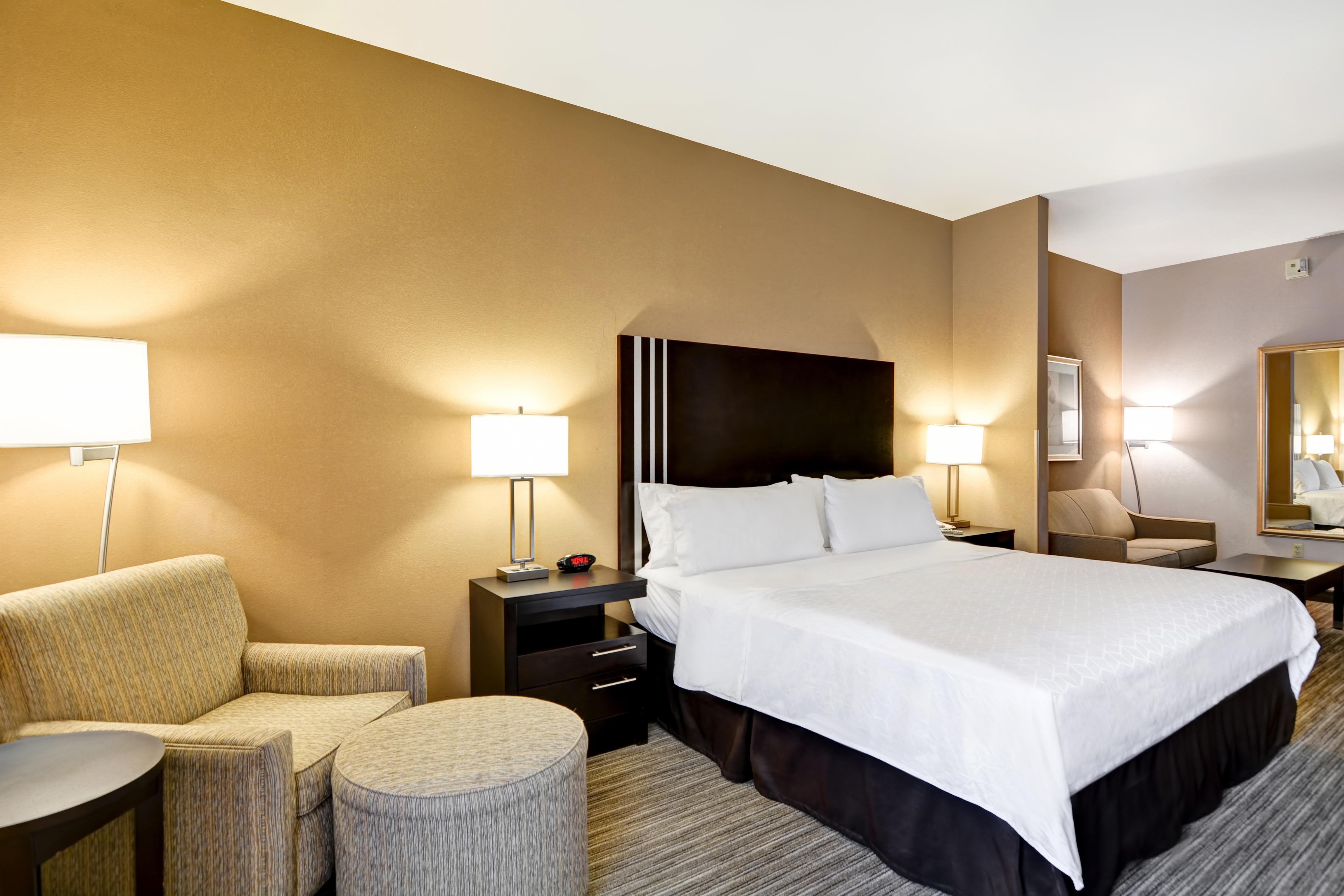 Holiday Inn Express Hotel & Suites Milwaukee-New Berlin By Ihg Exterior photo