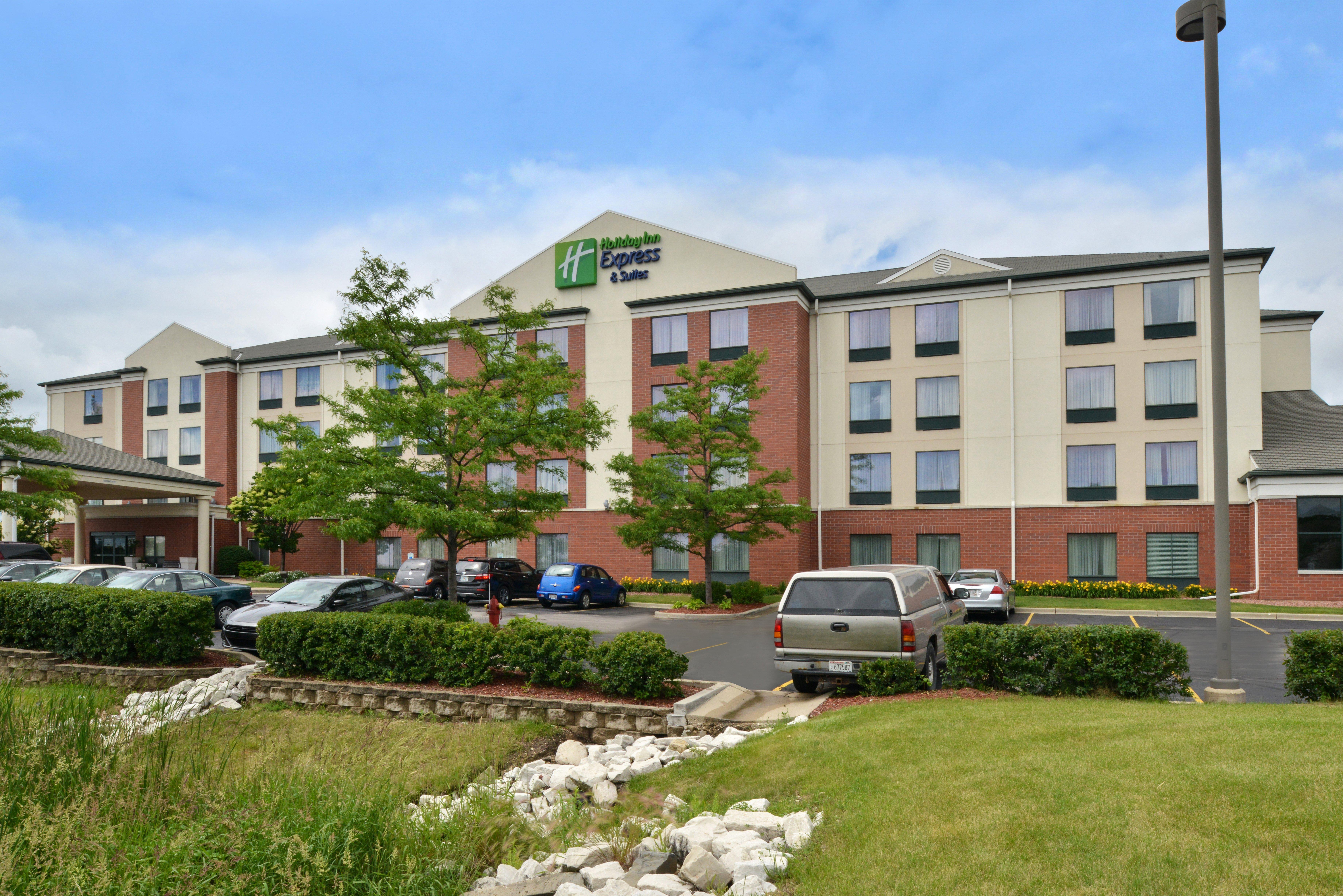 Holiday Inn Express Hotel & Suites Milwaukee-New Berlin By Ihg Exterior photo