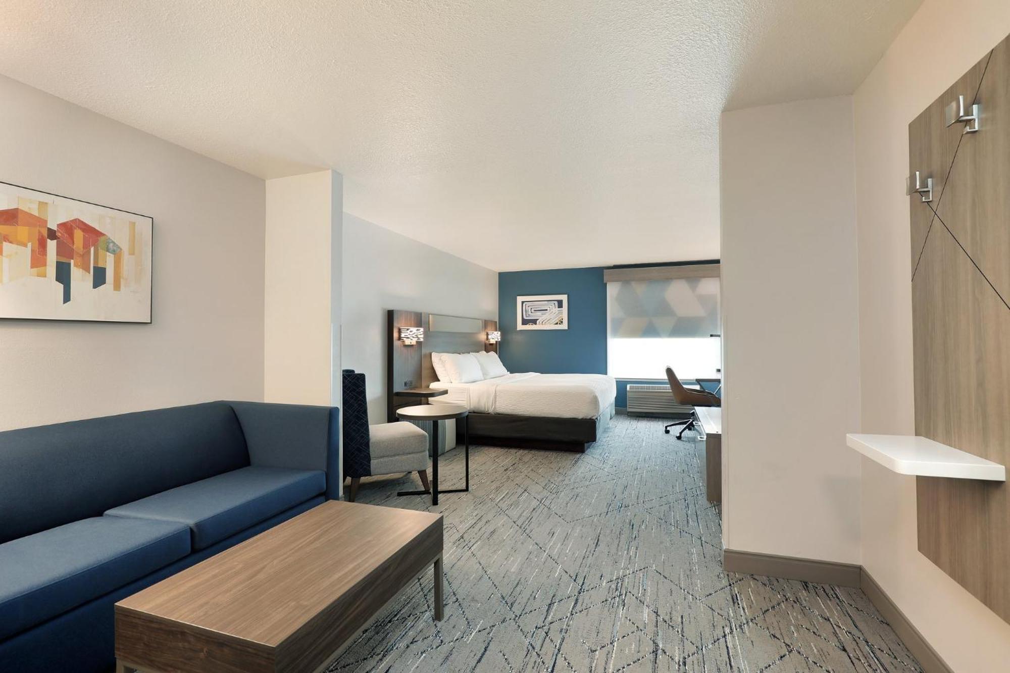 Holiday Inn Express Hotel & Suites Milwaukee-New Berlin By Ihg Exterior photo