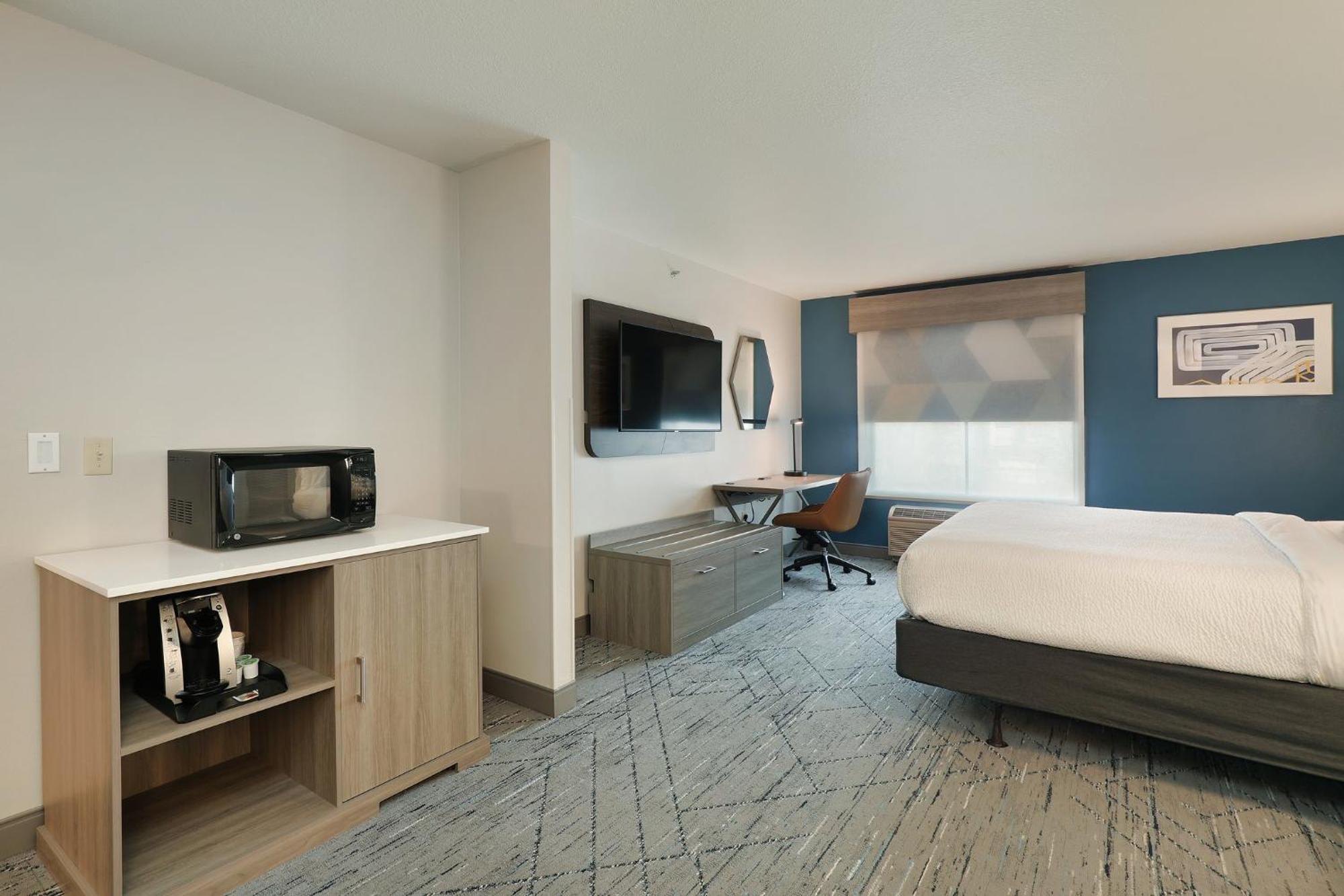 Holiday Inn Express Hotel & Suites Milwaukee-New Berlin By Ihg Exterior photo