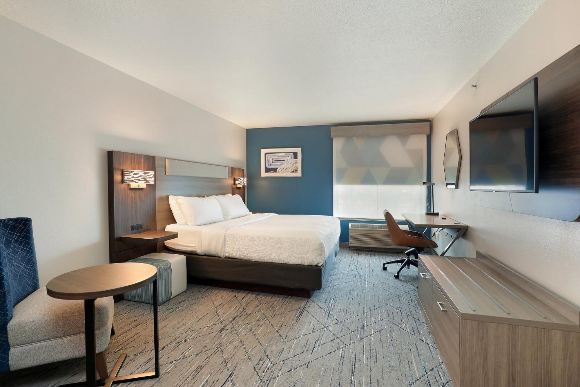 Holiday Inn Express Hotel & Suites Milwaukee-New Berlin By Ihg Exterior photo