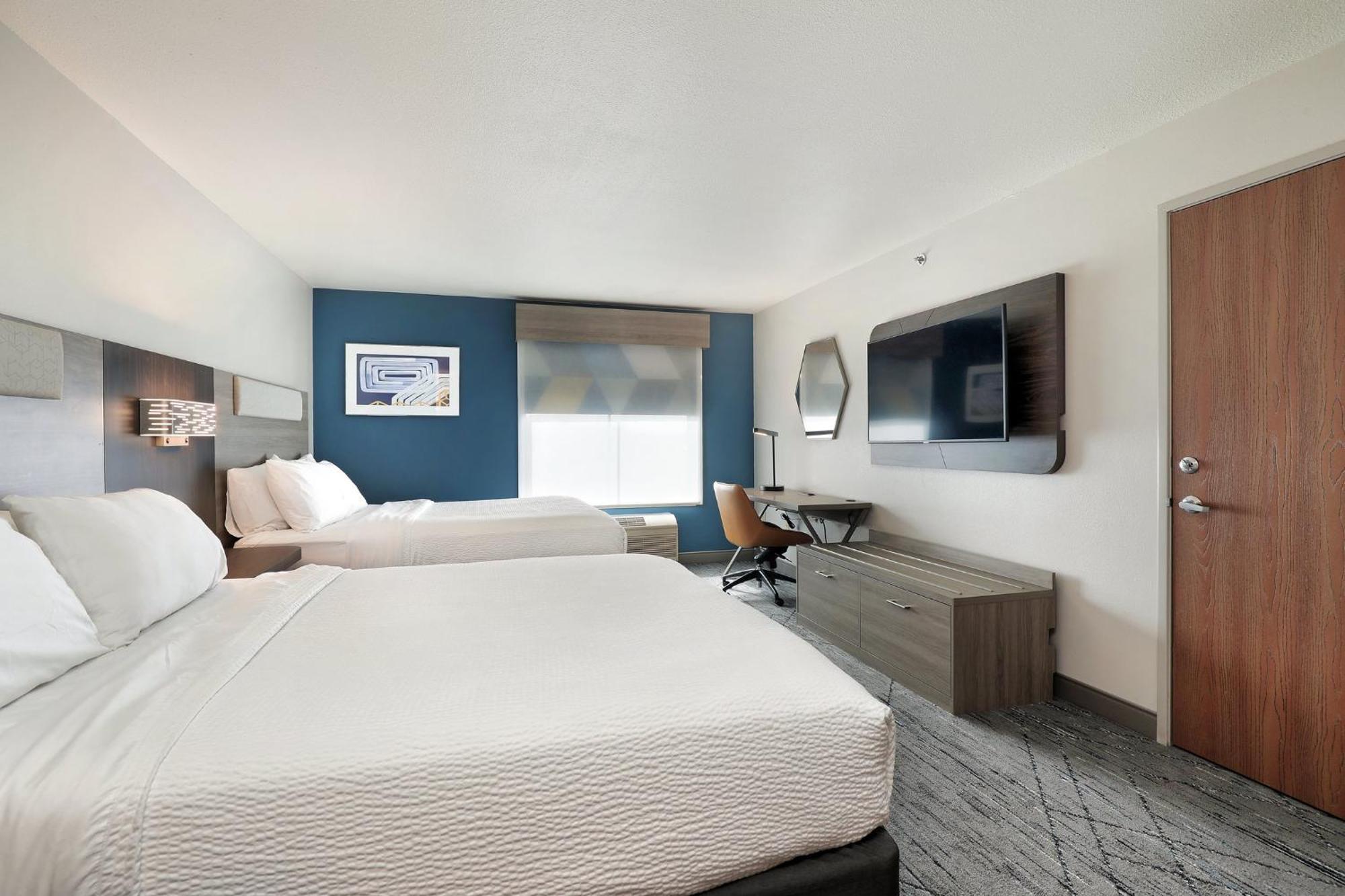 Holiday Inn Express Hotel & Suites Milwaukee-New Berlin By Ihg Exterior photo