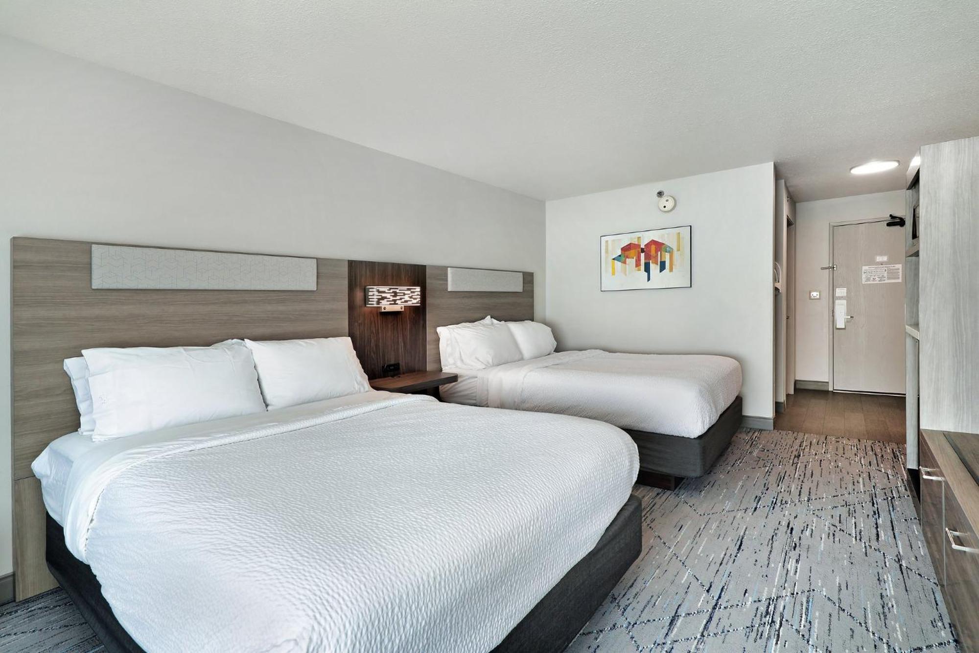 Holiday Inn Express Hotel & Suites Milwaukee-New Berlin By Ihg Exterior photo