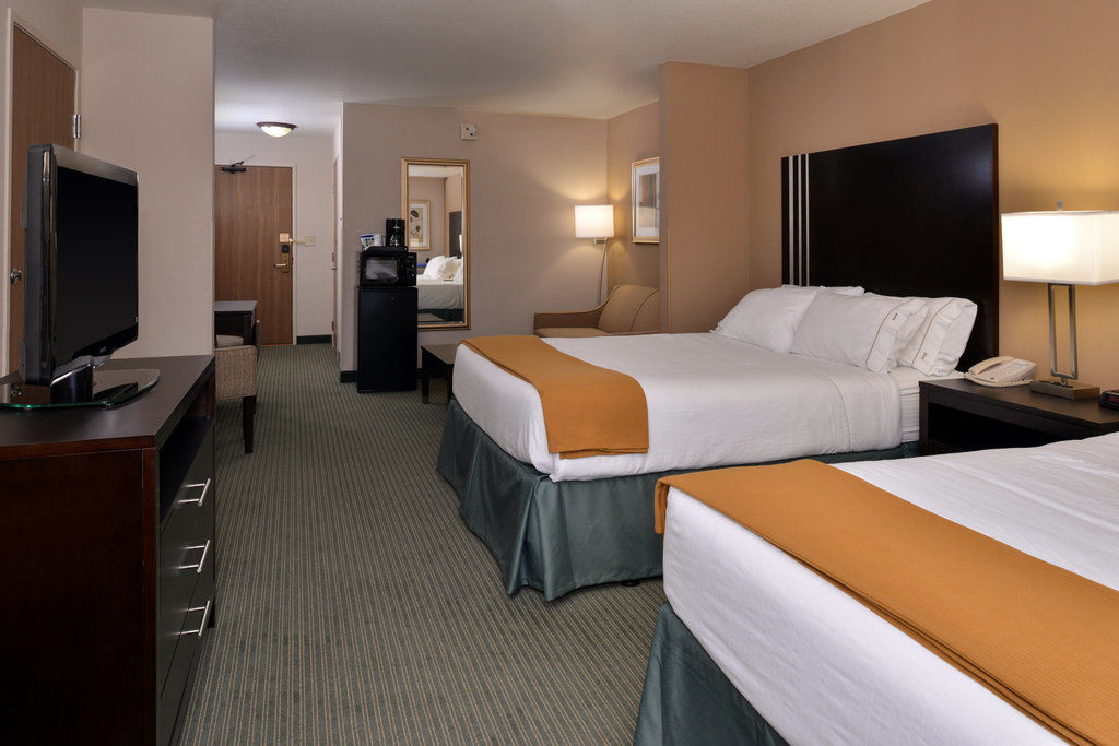 Holiday Inn Express Hotel & Suites Milwaukee-New Berlin By Ihg Exterior photo