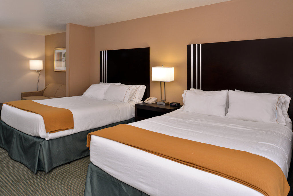 Holiday Inn Express Hotel & Suites Milwaukee-New Berlin By Ihg Exterior photo