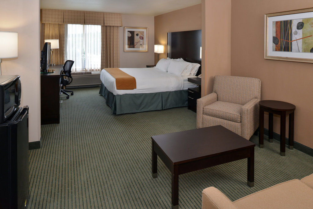 Holiday Inn Express Hotel & Suites Milwaukee-New Berlin By Ihg Exterior photo